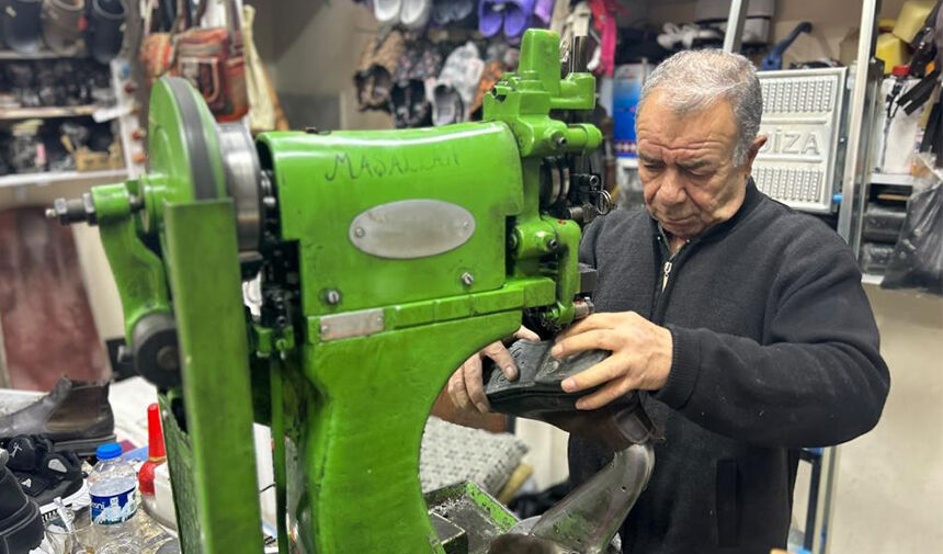 Van’da yağışlı ve soğuk hava ayakkabı tamircilerinin işlerini artırdı