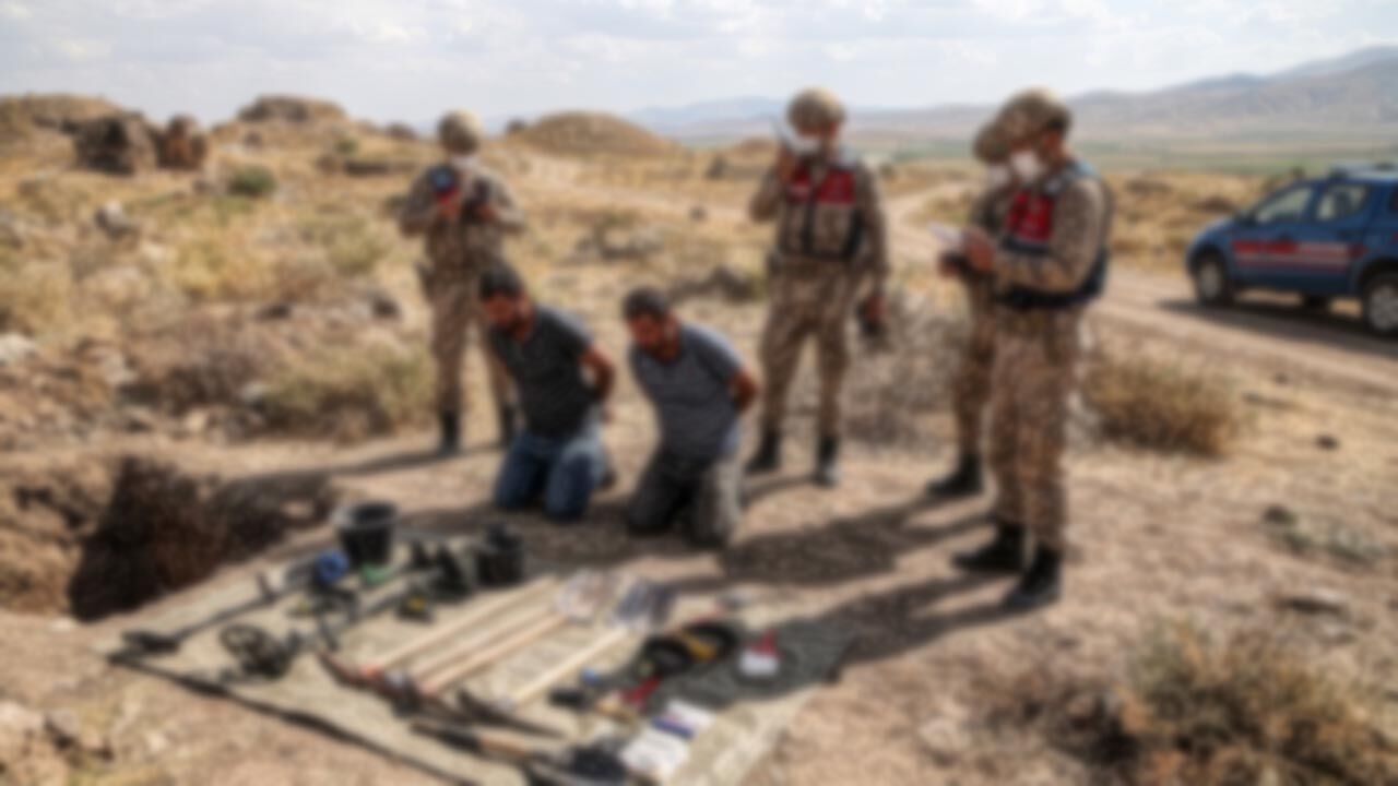 Van'da sit alanında kaçak kazı yapan 2 şüpheli yakalandı
