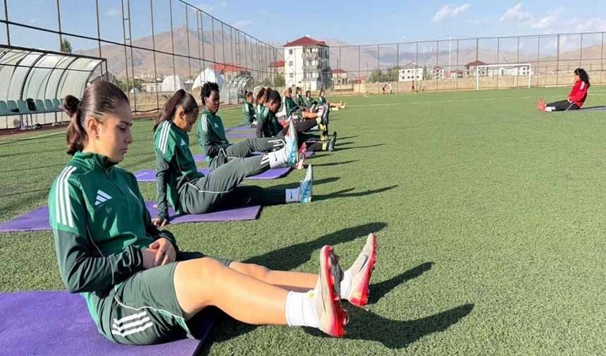 Futbolcu Kız.jpg4