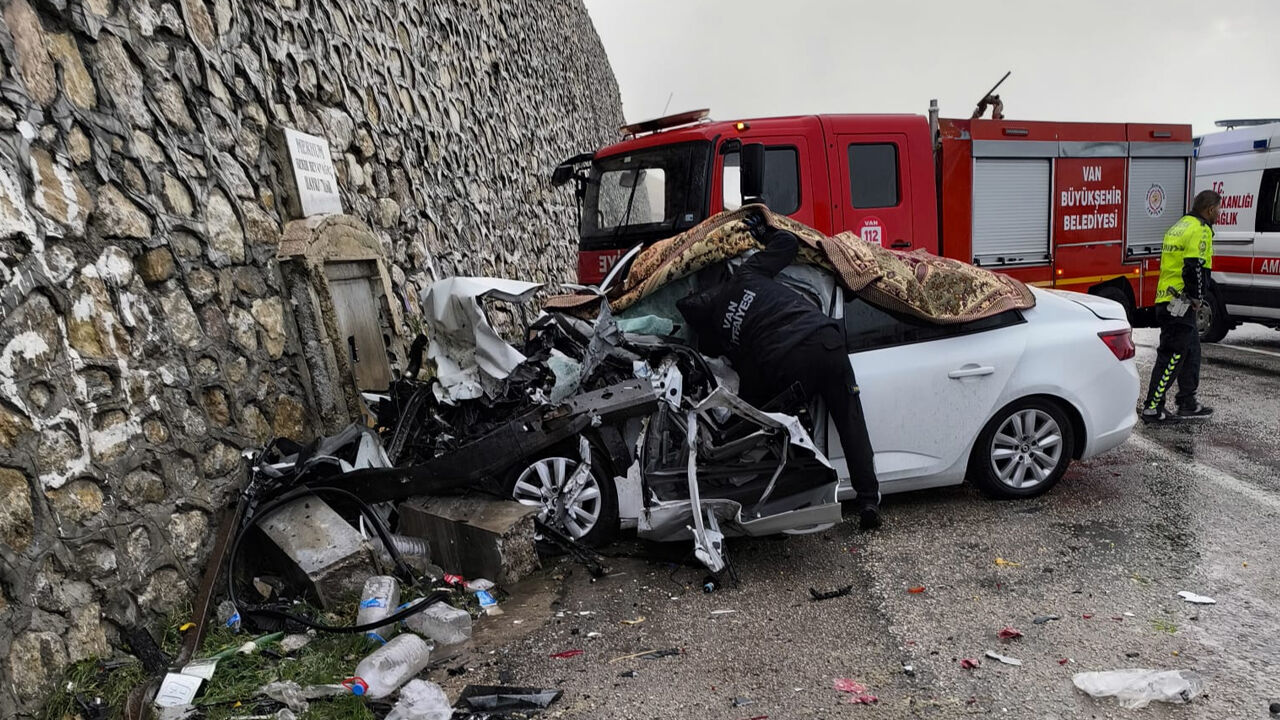 Van Gevaş'ta feci kaza: 3 yaralı!