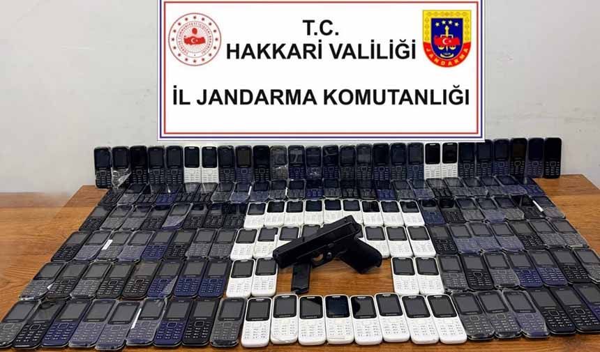 Hakkari’de 142 kaçak cep telefonu ele geçirildi