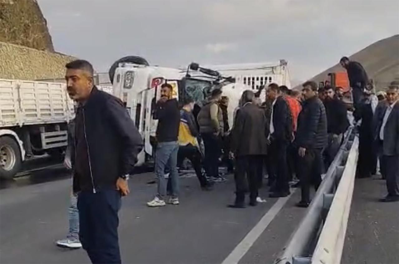 Van-Hakkari kara yolunda tır devrildi!