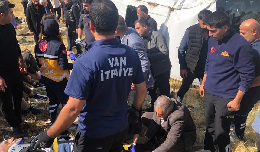 Van'da tır yolcu minibüsü ile çarpıştı: 1'i ağır, 11 yaralı