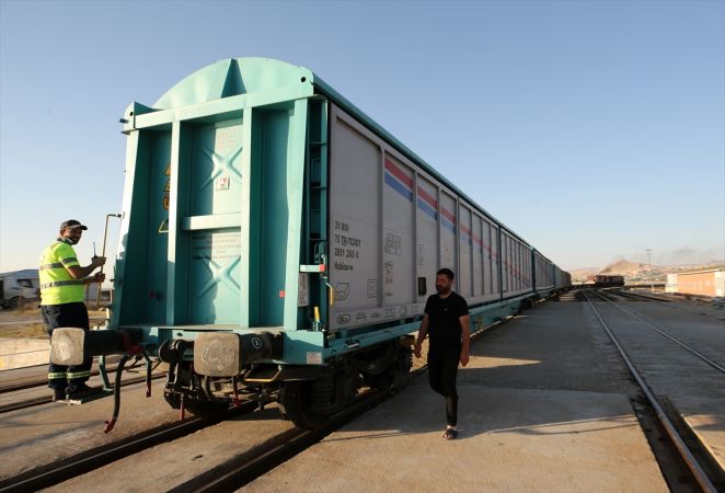 Türkiye'nin en büyük feribotları Van Gölü'nde taşımacılığı canlandırdı